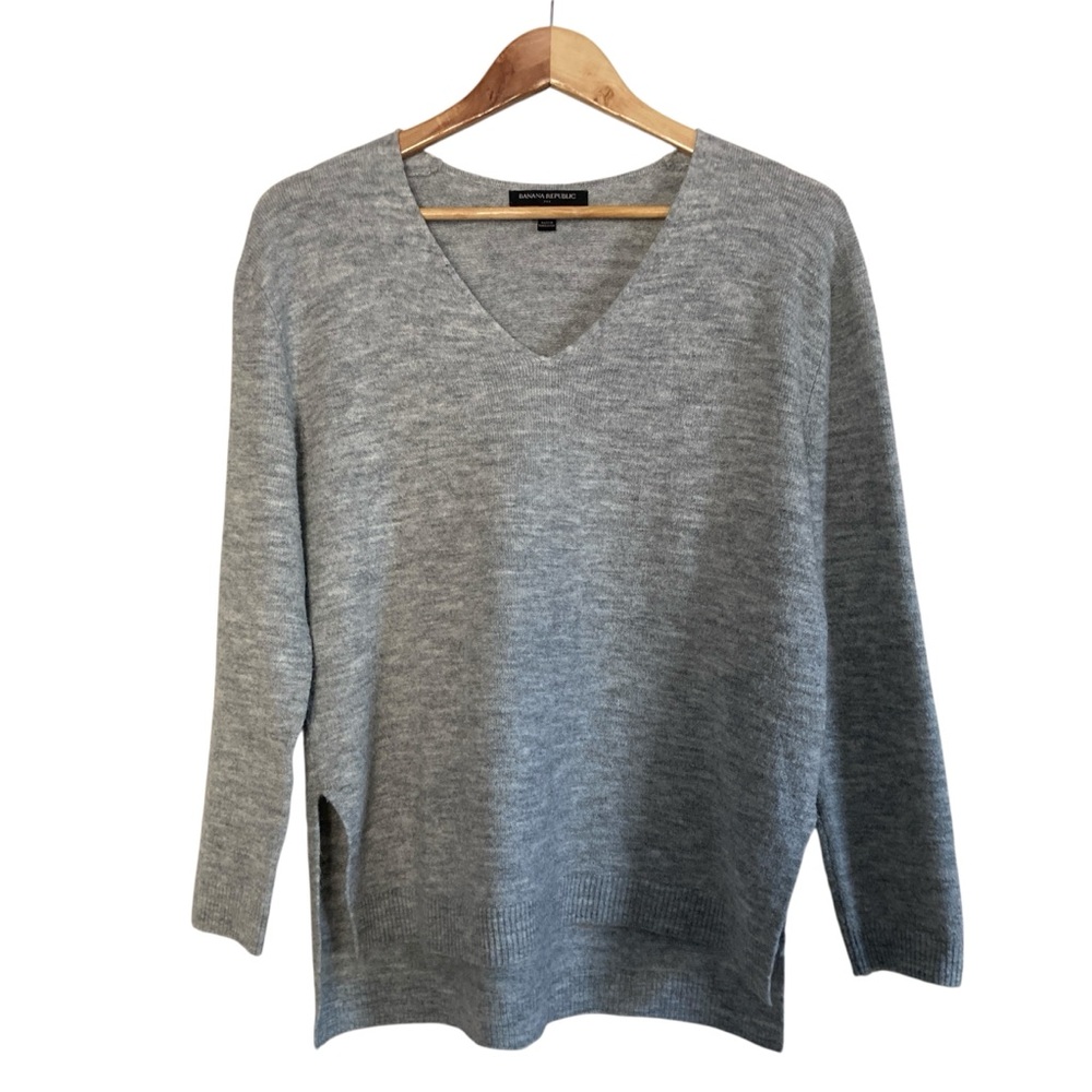 Banana Republic Gray V-Neck Lightweight Sweater XS Side Slit Relaxed Fit